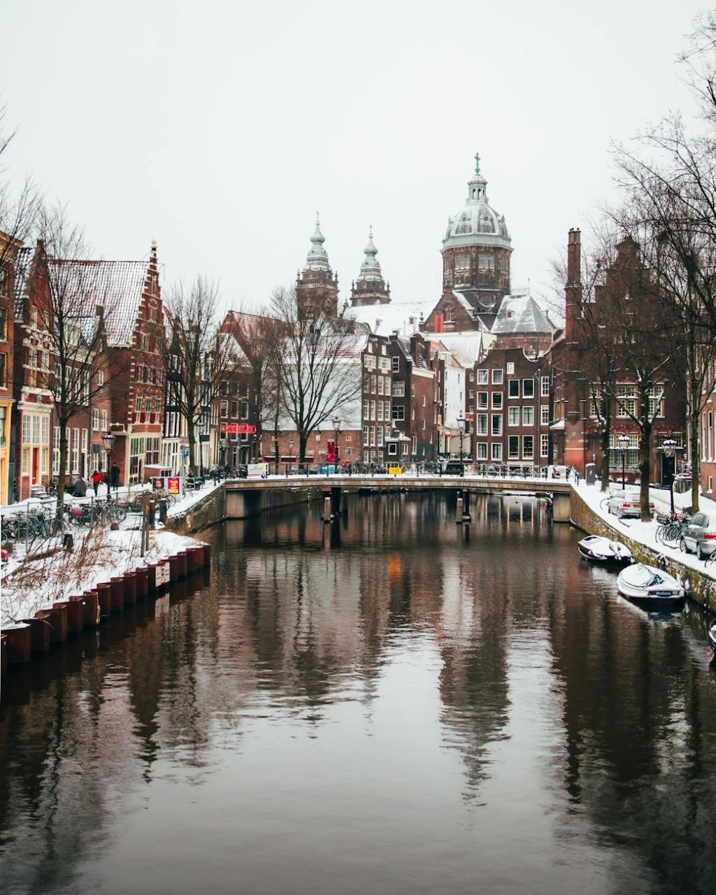 Incendie majeur à Amsterdam : une église historique ravagée par les&nbsp;flammes